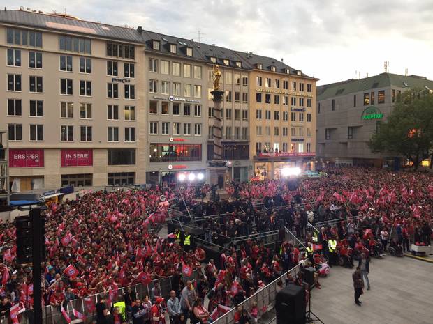 Ancelotti gibt auf Bayern-Party den Opernsänger