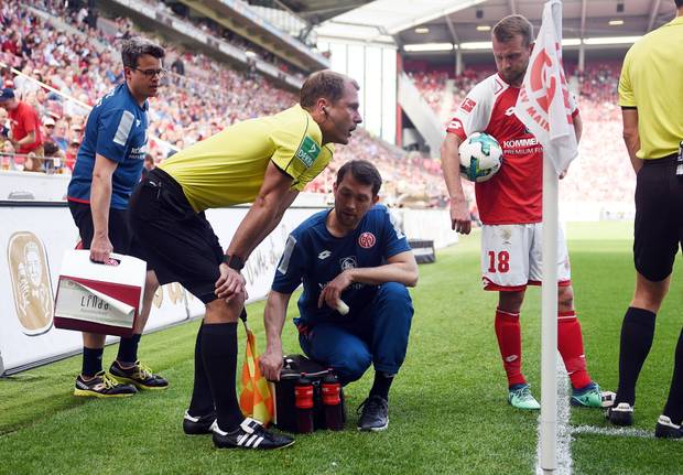 Fieser Tritt gegen den Assistenten in Mainz