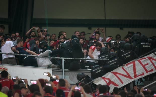 Bilder: Polizei attackiert Bayern-Fans
