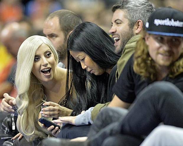 Schau her! Auch Lady Gaga staunt