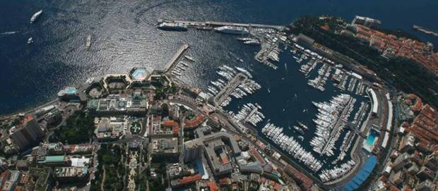 Hier kommt Vettel der Mauer bedrohlich nah