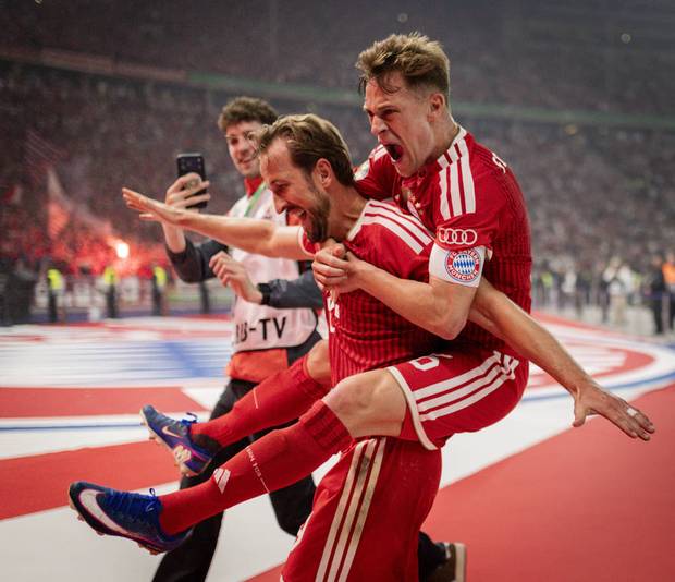 Huckepack und Kakadu: So feiern die Bayern das Double
