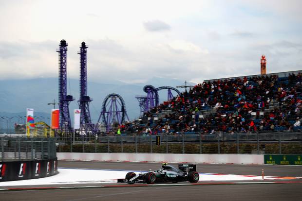 Rosberg haut sie alle um