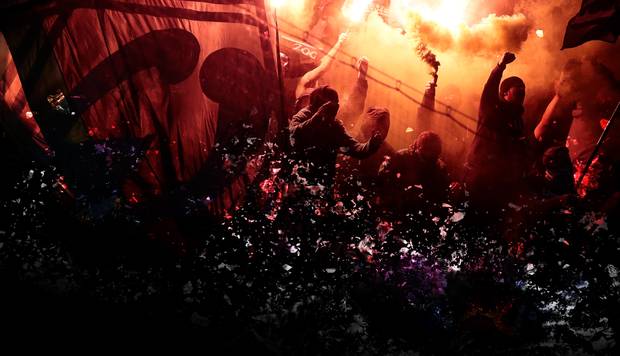 In den Stadien verrohen die Sitten