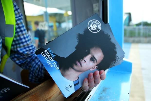 Eberl begrüßt Gladbach-Fans per Handschlag