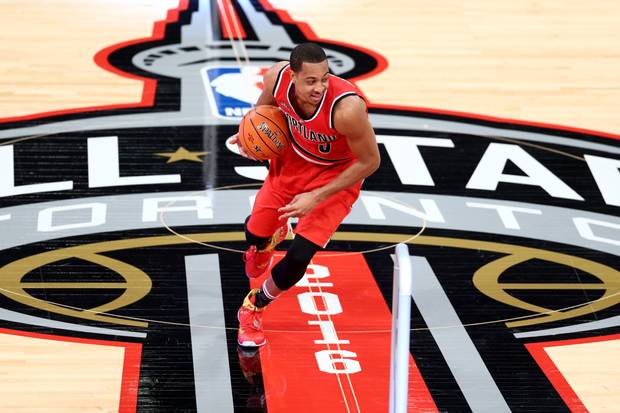 Ein Big Man tanzt die Pappkameraden aus