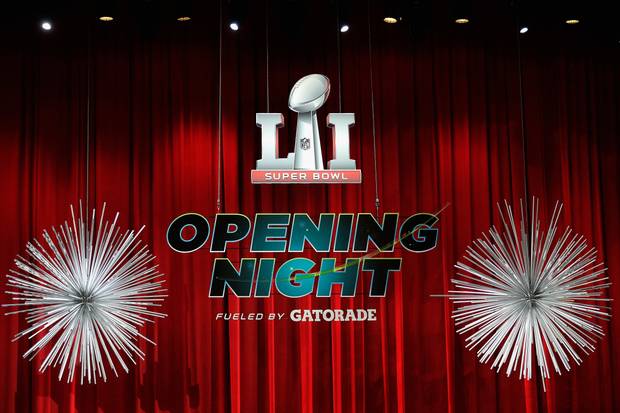 Lady Gaga posiert im kleinen Schwarzen