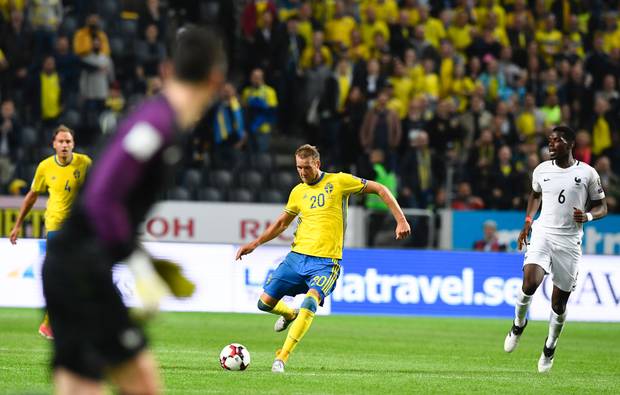 Schwedens Super-Tor von der Mittellinie in Bildern