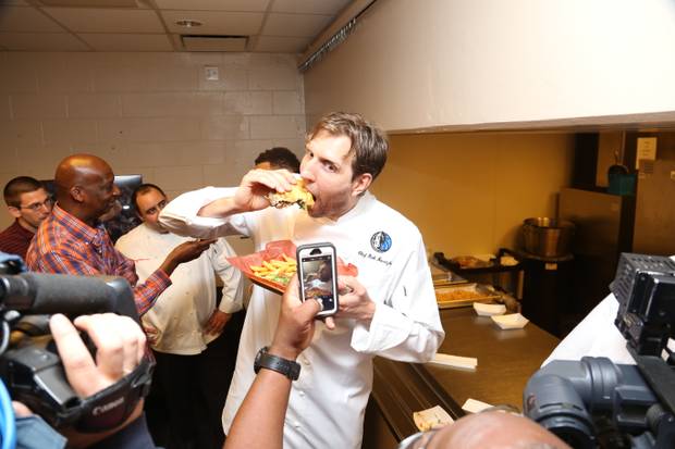 Hier präsentiert Nowitzki seinen Burger
