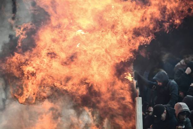 Bengalo-Wurf in den Gästeblock: Fan-Eklat in Athen in Bildern