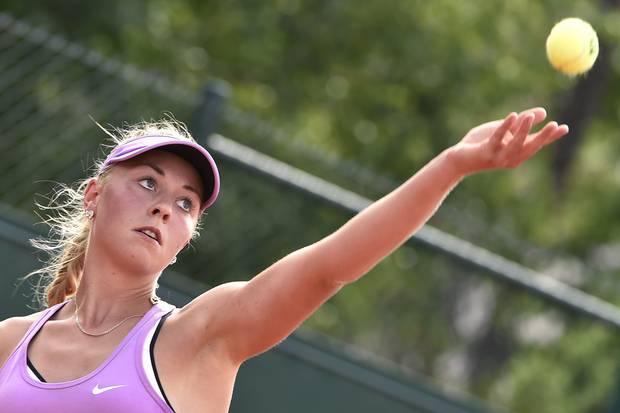 Ein Tennis-Talent genießt die Beinfreiheit