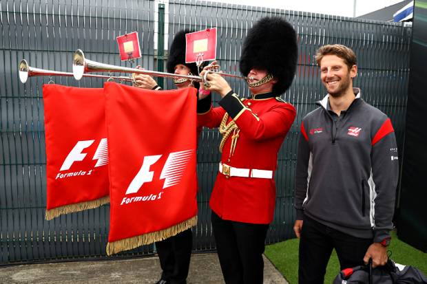 Crowdsurfing: Hamilton wie ein Rockstar gefeiert