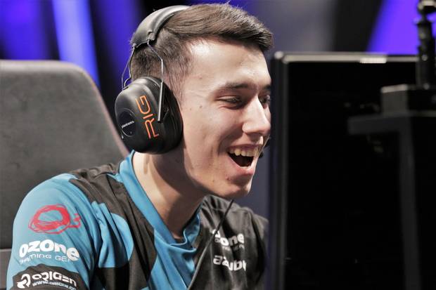 PowerOfEvil hat Spaß bei der Arbeit