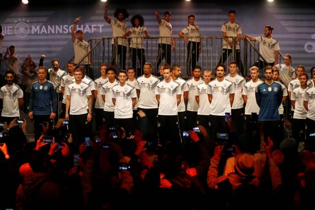 Hip Hop und Show: Weltmeister stellt neues Trikot vor