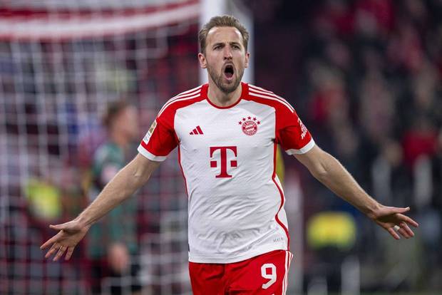 Mit Fans! Bayern legt los
