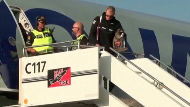 Was trägt denn bitte Haaland aus dem Flugzeug?
