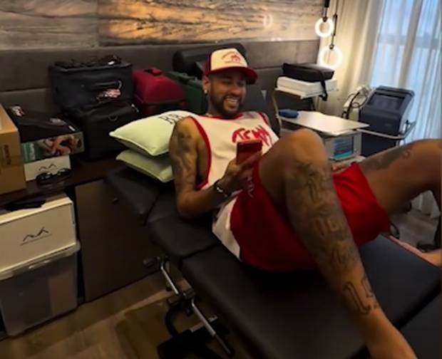 Üble Grätsche bei Neymar-Comeback