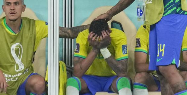 WM: Brasilien-Star Neymar verletzt sich im Spiel gegen Serbien 
