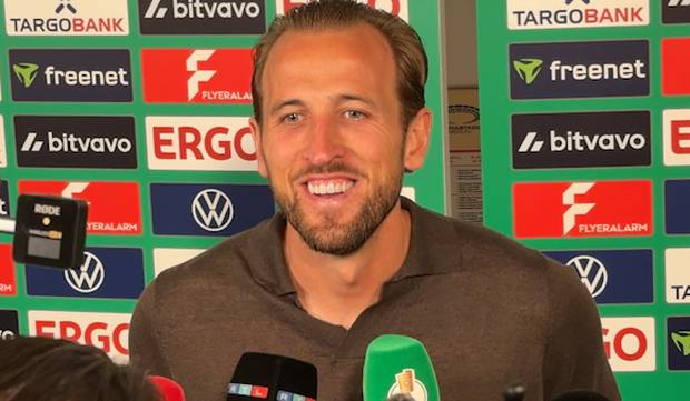 "Triple!" Hier korrigiert Kane einen Reporter