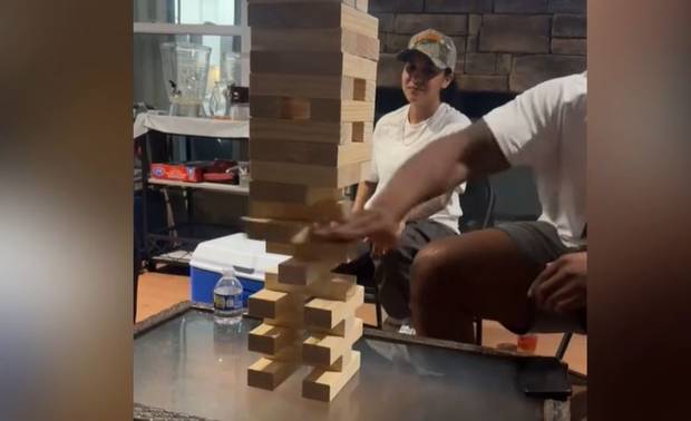 Karate-Trick! Football-Profi Marcus Minor verblüfft bei Party-Spiel "Jenga"