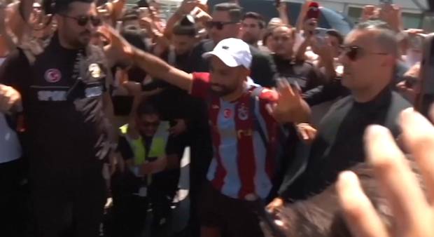 Fans flippen bei Salah-Ankunft in Türkei völlig aus