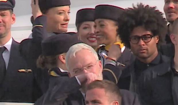 Vor DFB-Abflug: Flugbegleiterin richtet Bayern-Star Serge Gnabrys die Frisur