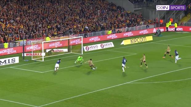 Leipzig-Star spielt mit Loch im Trikot