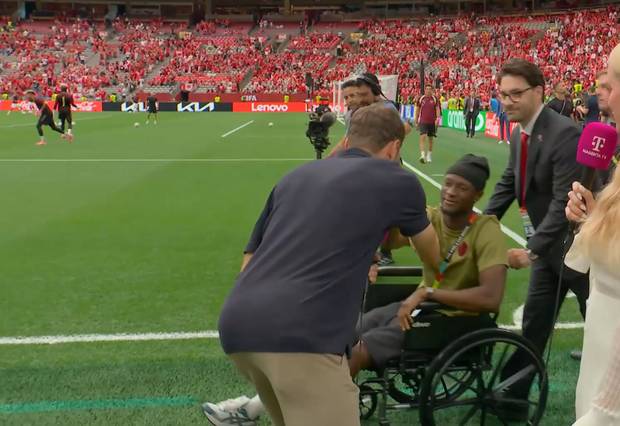 Emotionale Szenen vor ! Koné vom ganzen Stadion bejubelt