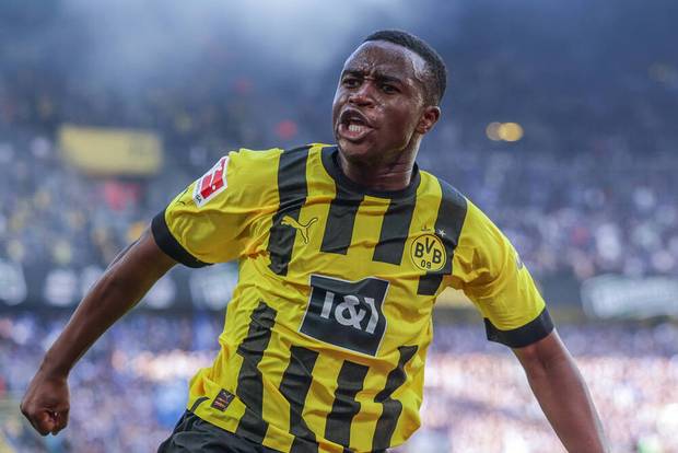 Moukoko setzt mit Foto Zeichen