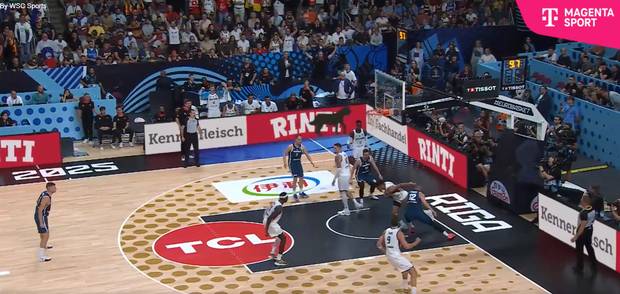 Schreckmoment! DBB-Profi knickt um