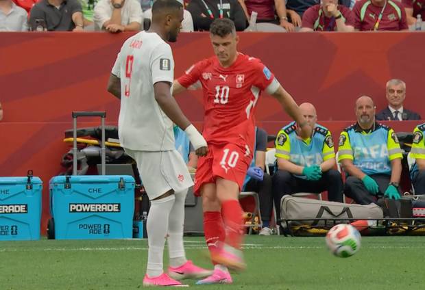 Plötzlich bolzt Xhaka seinen Gegner um