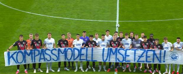 "Kompassmodell umsetzen!" Anstoß-Protest in 3.Liga