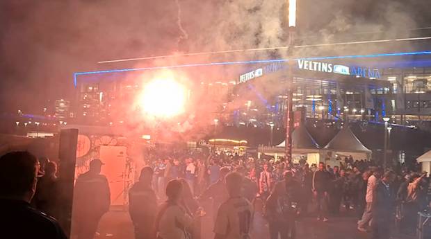 Mega-Party auf Schalke: So feiern die Fans den Aufstieg