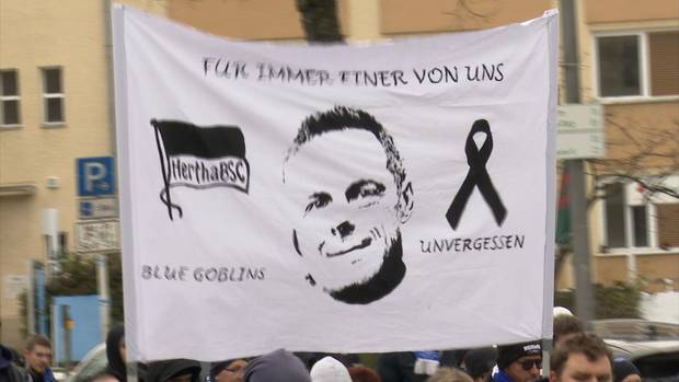 Witwe von Kay Bernstein mit Botschaft