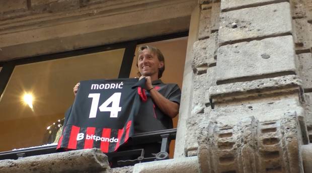 Riesiger Fan-Andrang bei Modrics Empfang