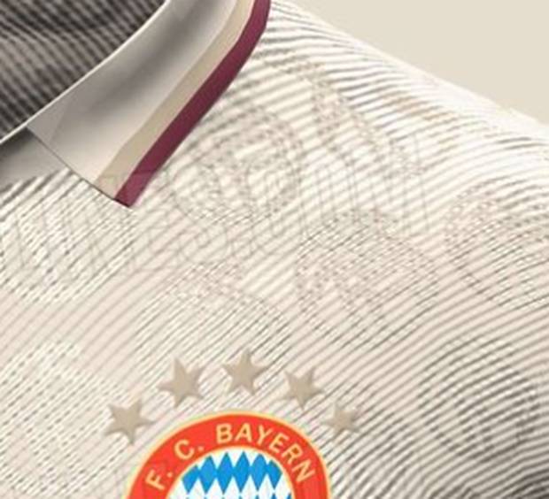 Schweinsteiger zeigt Bayern-Trikot