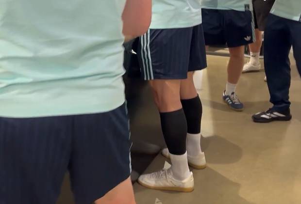 Detail an Neuers Waden fällt ins Auge