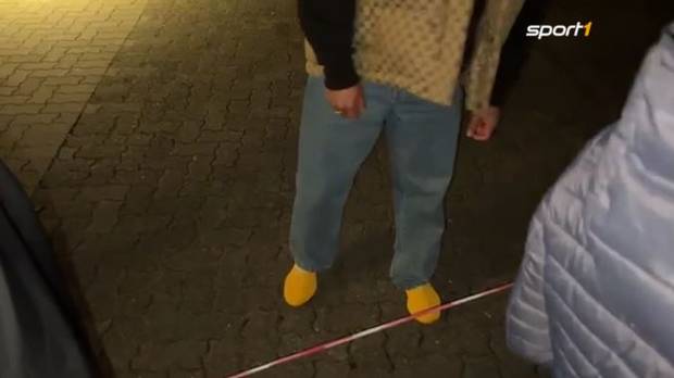 DFB-Team: Gnabry und Sané reisen in kuriosen Outfits an