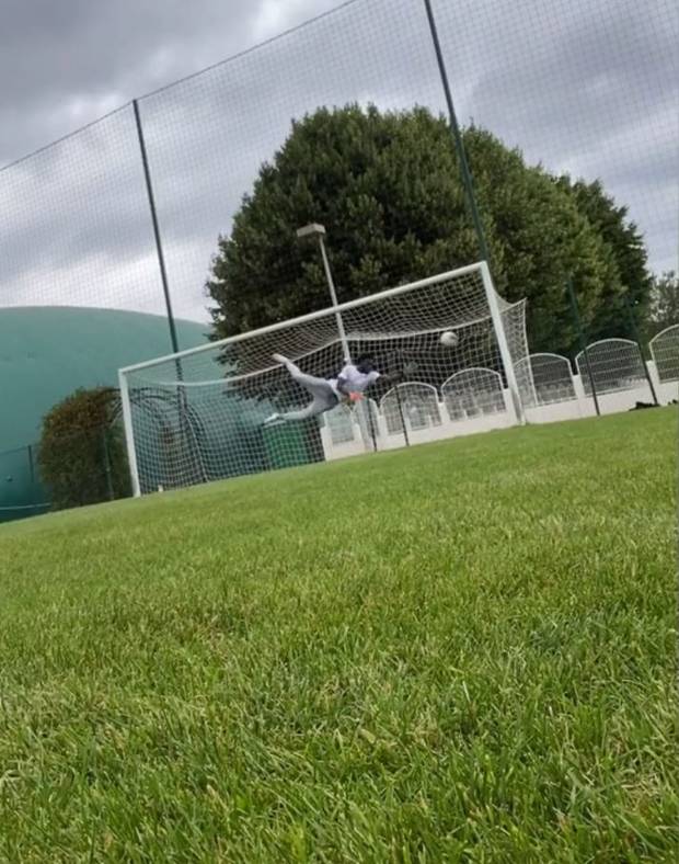 Fliegender Phonzy! Davies macht Neuer Konkurrenz