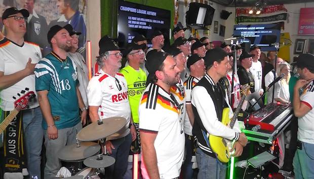Männerchor singt Champions-League-Hymne im Fantalk