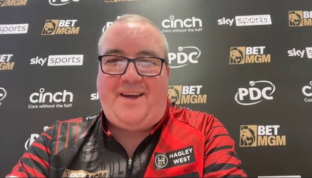 Darts-Star wird auf Bühne emotional