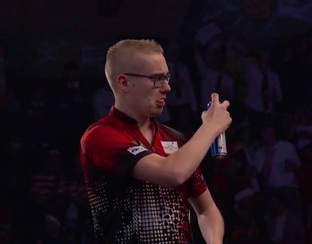 Asiate schreibt Darts-Geschichte