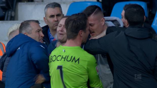 Irre Szenen: Riemann geht auf Fan los