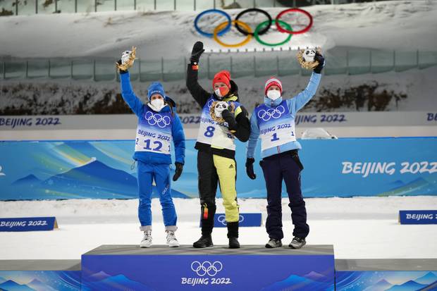 Olympia 2022: Denise Herrmann gewinnt Gold im Biathlon, Drama um Skispringer