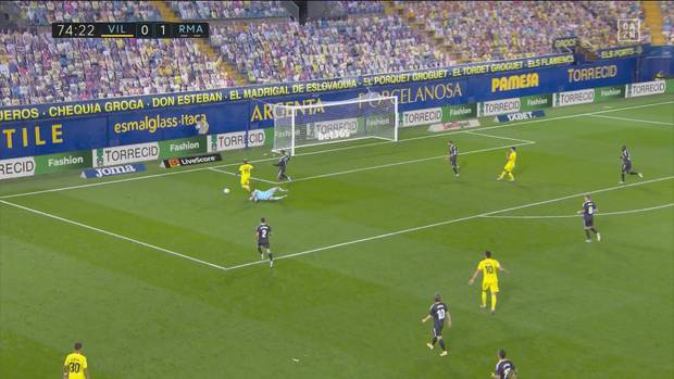 Real-Keeper kauft Frauenmannschaft