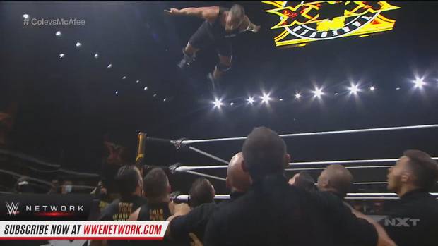 WWE: Ex-NFL-Star Pat McAfee mit irrer Flugeinlage