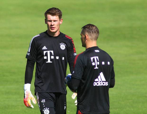 Bayern-Stars singen – einer schweigt