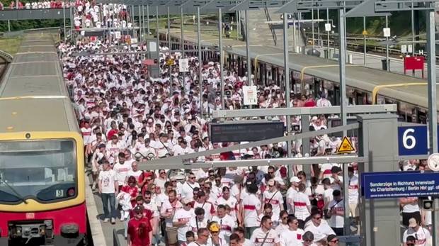 Lautstarker Ansturm: Stuttgart-Fans machen Bahn unsicher
