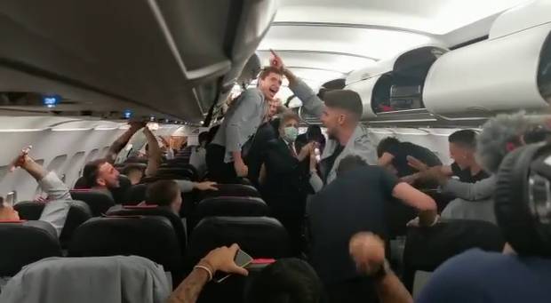 Flugzeug-Party: Italien feiert verletzten Spinazzola