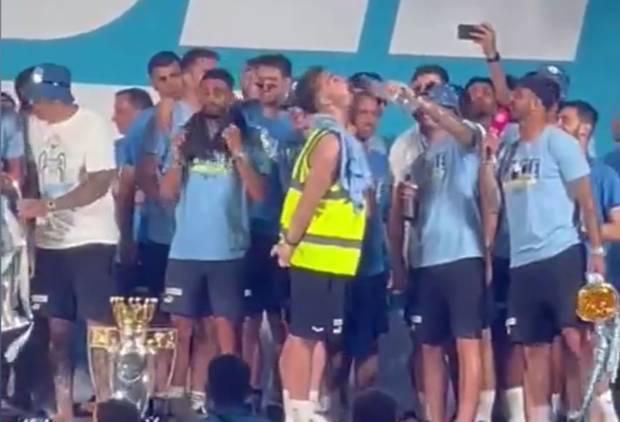 Kane rührt mit Geste für Mitspieler